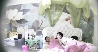  胖仔小青年与身材性感高挑美乳女友开房造爱 