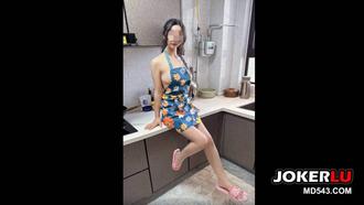  下楼买水回来看到老婆在被操