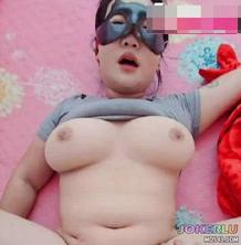  嫂子妈妈在隔壁睡觉小叔子铤而走险爆操内射大奶嫂子