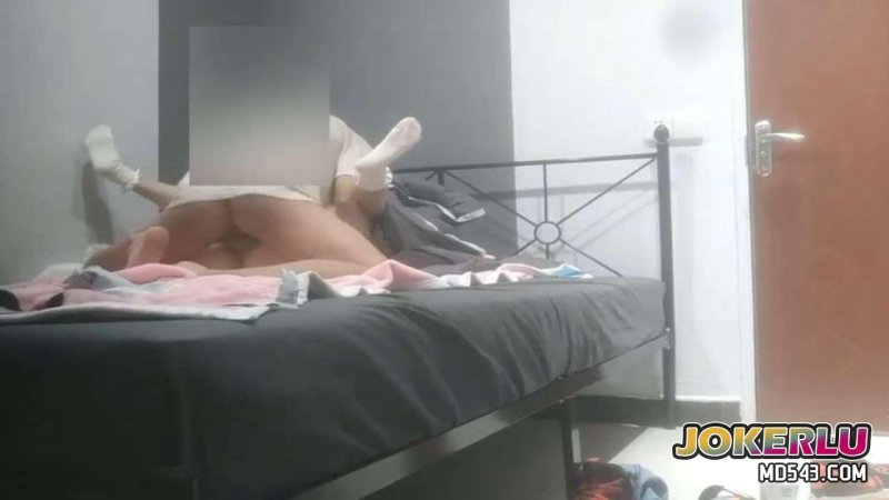  趁着爸妈都不在家精虫上脑把萝莉妹妹给强奸了